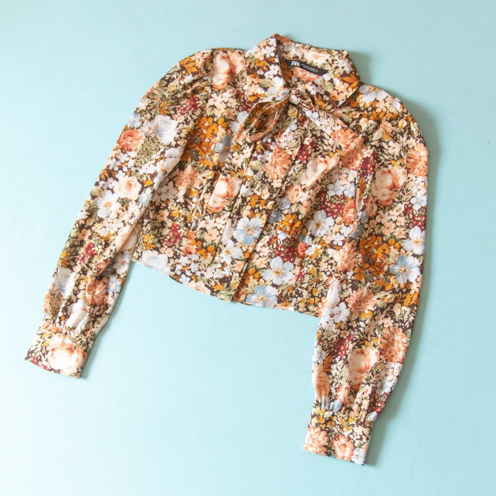LIKE NEW Zara Floral Retro 70s Cropped Tie Neck Button Up Blouse Sz Small